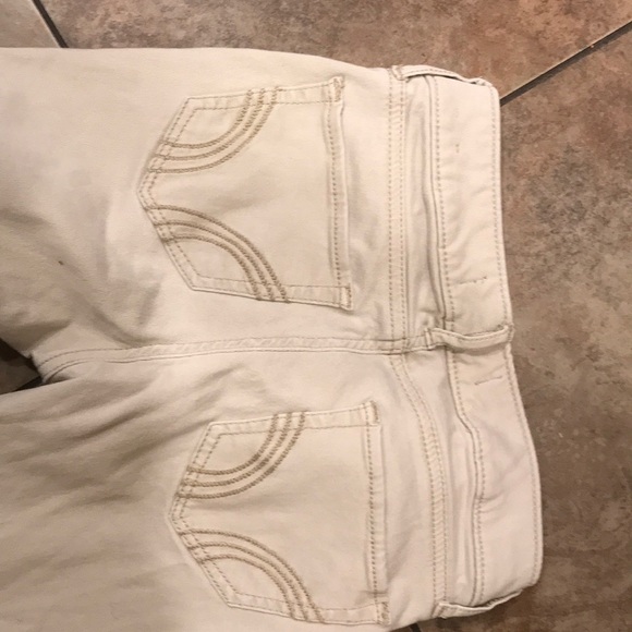 Cream colored Hollister jeans. - Picture 3 of 4